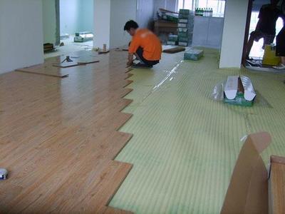 二手房裝修不砸地磚，直接在上面鋪地板可行嗎？詳細分析與建議