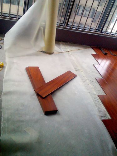 住低層再也不怕潮濕!師傅鋪地板前在地上加了這個,果然很實用